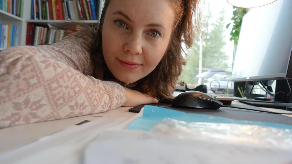  "Bästa med distansarbete? Att klädkoden är underställ", skriver Ida Karkiainen på sin Facebooksida.