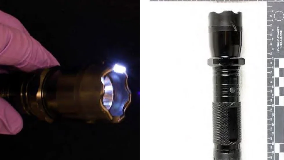 I 19-åringens bostad hittade polisen ett elchockvapen som såg ut som en vanlig ficklampa. 