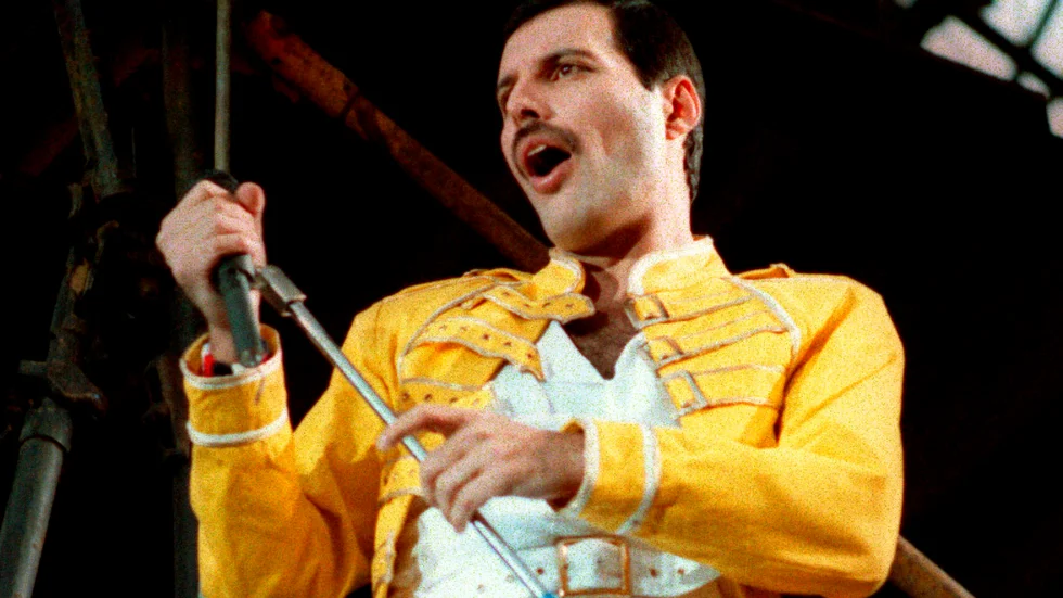 Freddie Mercury var frontman och sångare i det brittiska rockbandet Queen. Han dog år 1991. Många av Queens låtar har blivit odödliga klassiker. 