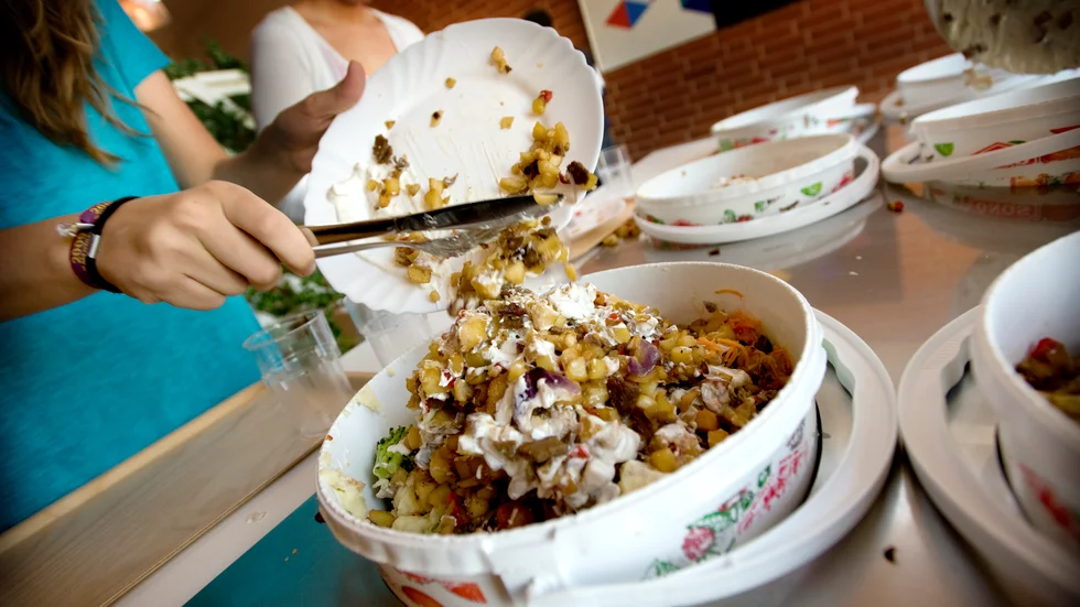 Kommuner och regioners miljöpåverkan har minskat. Mer finns att göra. Att samla in matrester så dessa kan bli biobränslen eller att vi får till tekniken för att smälta ner all sorts plast till ny råvara, exempelvis. 