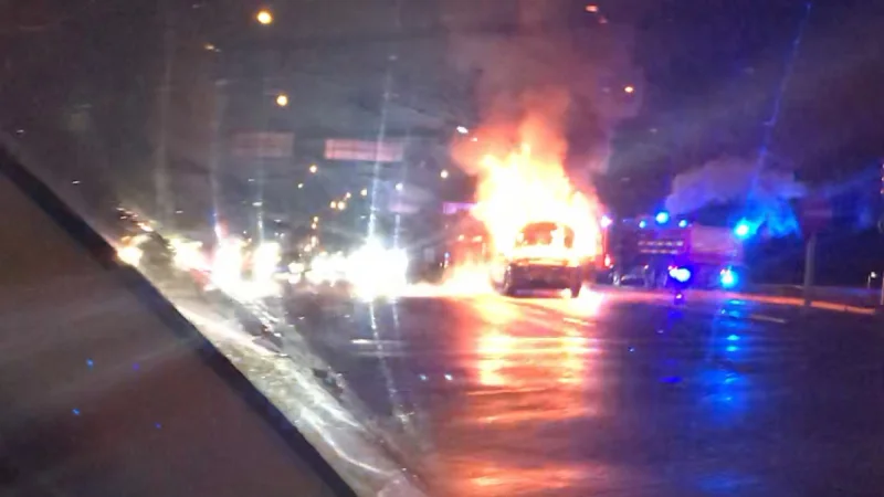 Bilen fattade eld i korsningen Dag Hammarskölds väg- Kungsängsleden.