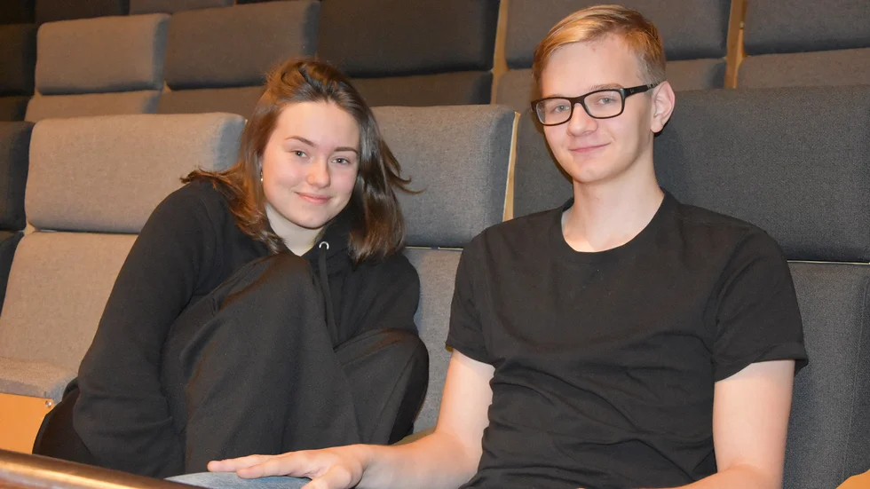 Elsa Jakobsson och Edvard Rutström har båda huvudroller i musikalen Rock of Ages.