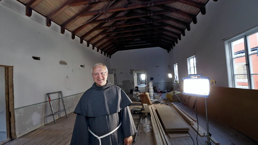 "Den fina församlingssalen ville vi behålla som den är", säger Arkadiusz Skodowski när han visar runt i kyrkan som för tillfället liknar vilken byggarbetsplats som helst. 