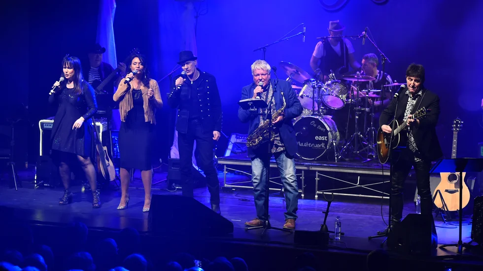 Agneta Olsson, Christina Lindberg, Lasse Sigfridsson, Thorleif Torstensson och Peter Grundström bjuder på gamla och nya dansbands- och svensktoppshits i turnén Svensktoppskalaset.
