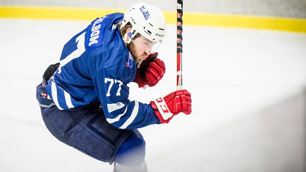 Backen Rasmus Ahlbom och hela Gnesta IK tycker det ska bli minst sagt skönt att få komma tillbaka till ishallen i Gnesta igen efter en försäsongsutflykt till Nyköping. 