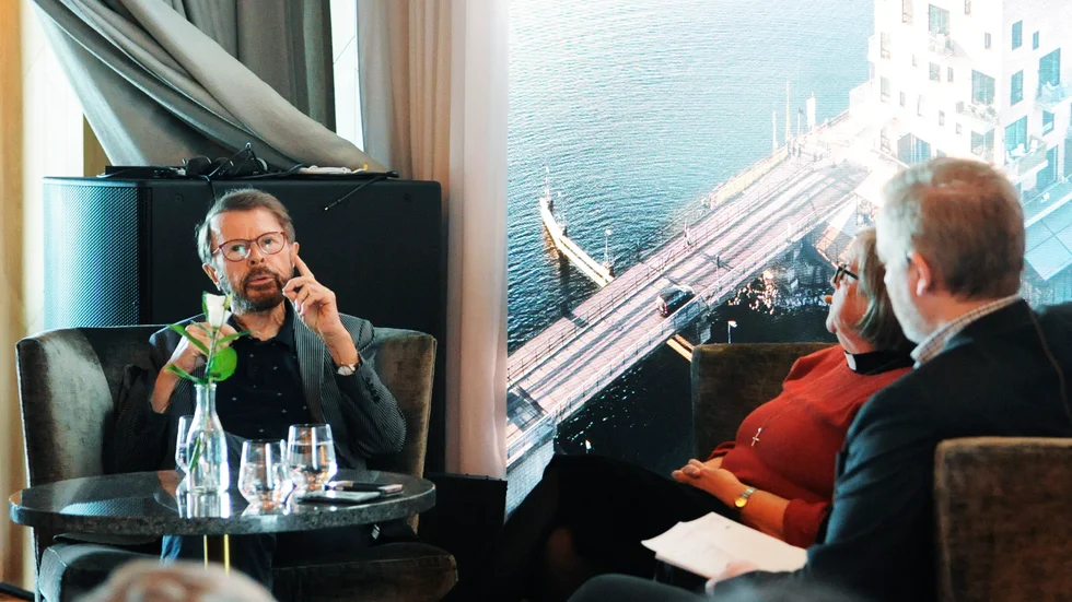 Björn Ulvaeus samtalade med Karin Björk, kyrkoherde i Södra Tjust pastorat. Max Wahlund, redaktör för pastoratets tidning Andrum var konferencier.