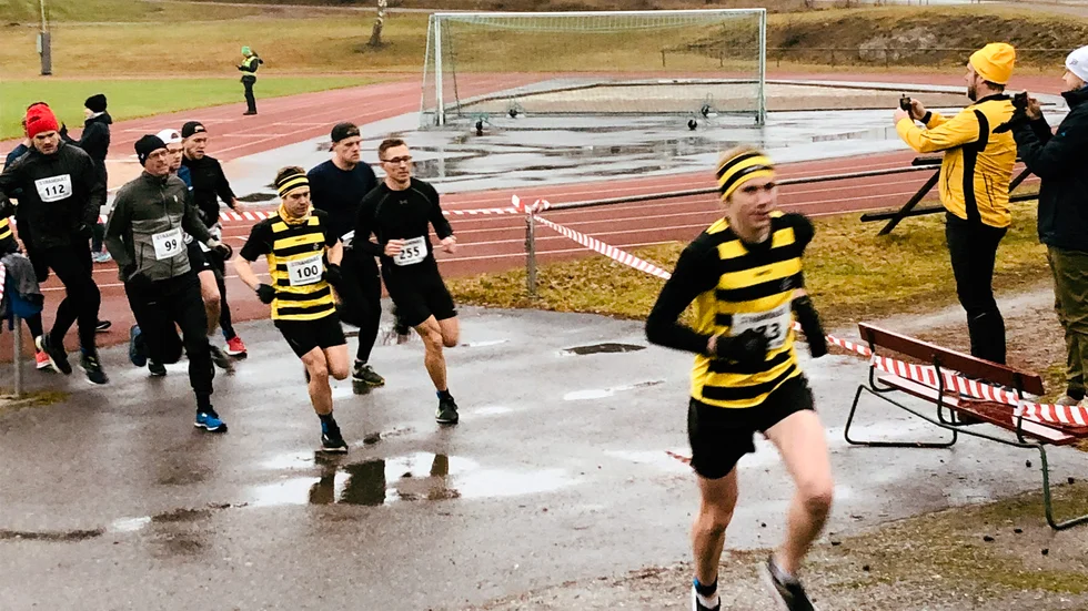 Starten för Strängnäs Löparklubbs vinterhalvmara har precis gått och löparna lämnar Vasavallen.