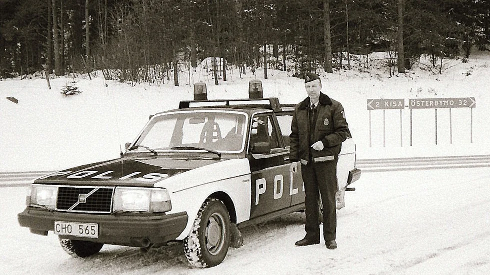 Boken innehåller både texter och bilder. Det här är en av bilderna när Bo Larsson är i tjänst i Kisa.
