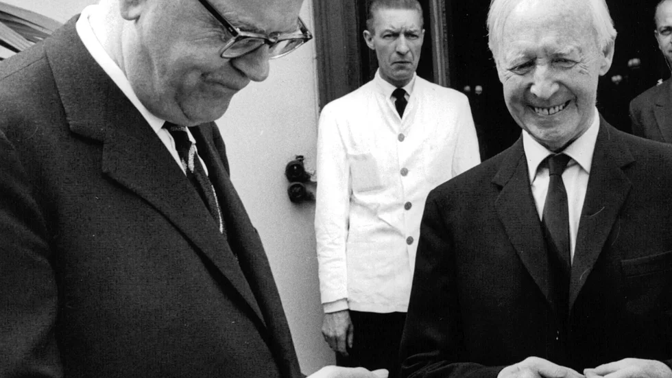 Statsminister Tage Erlander (S) väljer dryck tillsammans med förre partikollegan Ernst Wigfors vid kalas på Stallmästaregården.