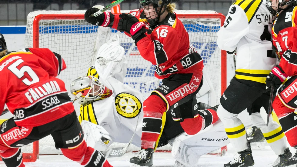 Här smäller Petra Nieminen in i Brynäsmålvakten.