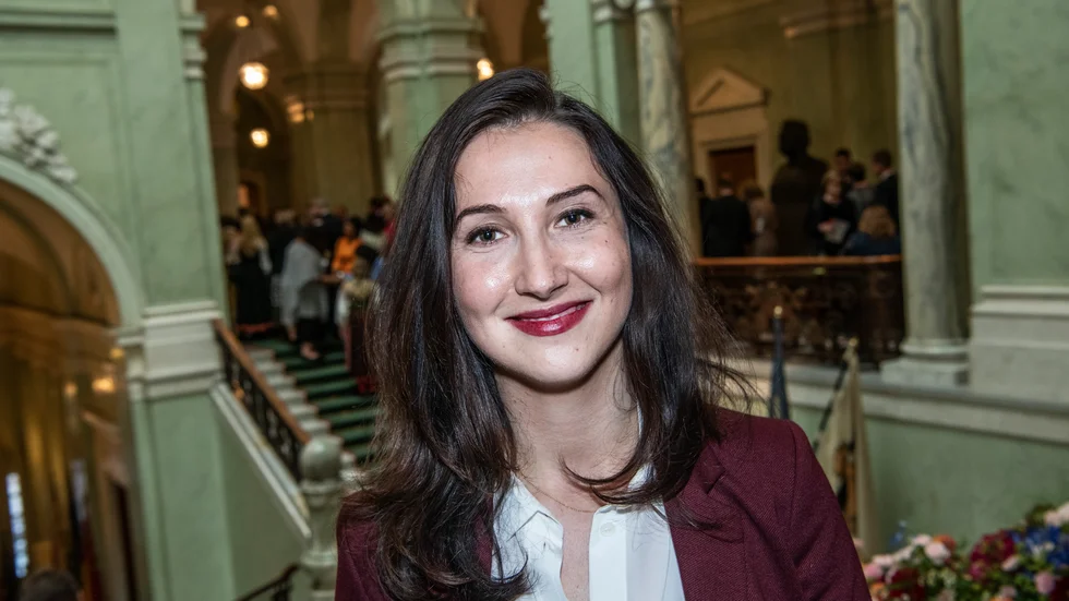 Aida Hadzialic har angelägna argument och synpunkter på socialdemokratins vägar framåt. Det är bra att hon nöter på och visar att hon tänker och funderar på sitt partis bästa. 
