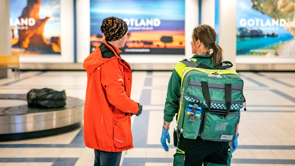 Ambulanspersonal var på plats vid ankomsthallen i Visby.