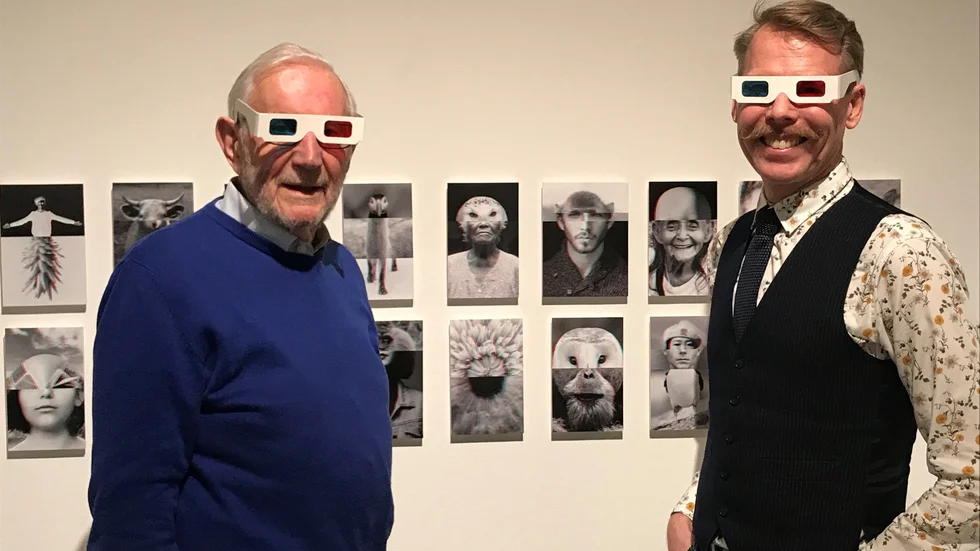 En del av utställningen "Stereo" ses företrädesvis med 3D-glasögon på. Här testar Sven Janeheden, ordförande i Eskilstuna konstförening intrycket tillsammans med årets stipendiat Ulf Rehnholm.