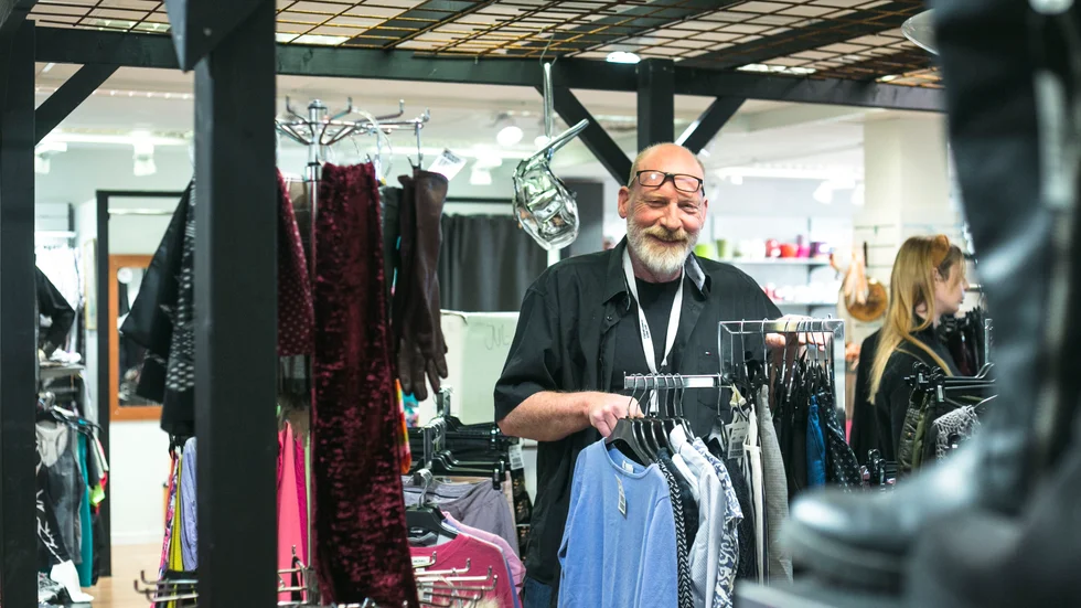 – Äntligen kan jag hjälpa människor, jag tycker alla förtjänar en andra chans, säger
Erik Brandtberg, om sitt jobb på secondhandbutiken. .  