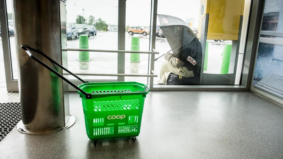 Från invigningen av kontaktcenter förra året då enhetschef Jennifer Benckert och kommunalrådet Reidar Svedahl (L) klippte bandet.