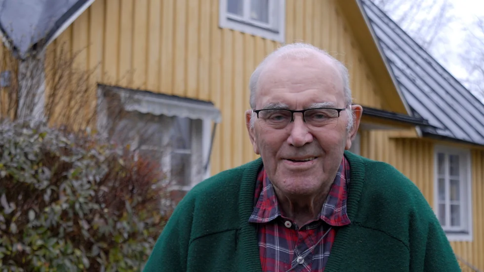 Hubert Egebrink på sin egen villatomt i Grillby med Missionskyrkan i bakgrunden. Samma kyrka där han var vaktmästare under många år.