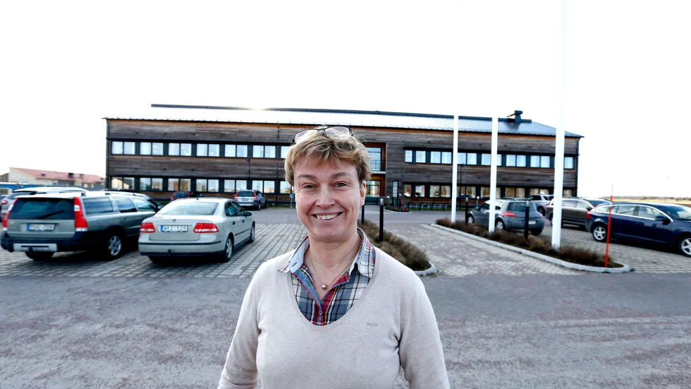 Redo för skott. "Jag har då aldrig varit rädd i mål. Visst kan man få nån puck i hjälmen någon gång ch då smäller det till och blir ett pip i huvudet. Men det går över rätt fort", säger Isak Sörqvist som från sina lagkamrater får allt hårdare skott mot sig.