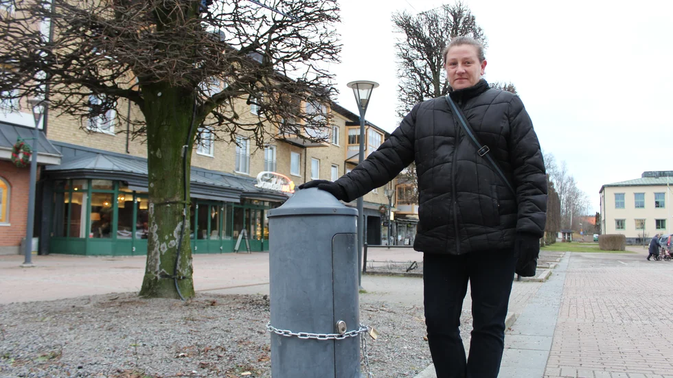 Anna Johansson, torgfogde och administratör på gata och park inom kommunen, har nu satt kätting om elskåpet för att hindra fortsatt skadegörelse mot julbelysningen på Stortorget