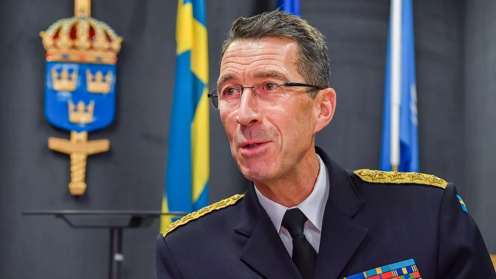 Svenska överbefälhavare general Micael Bydén och den finska generalen Timo Kivinen undertecknade det nya avtalet i Helsingfors.
