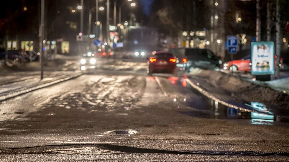 Järnvägsövergången vid Stora coop har varit ett sorgebarn genom åren. Upprepade justeringar och större reparationer har gjorts men vatten och is gör att gummimattorna återigen pressats upp.