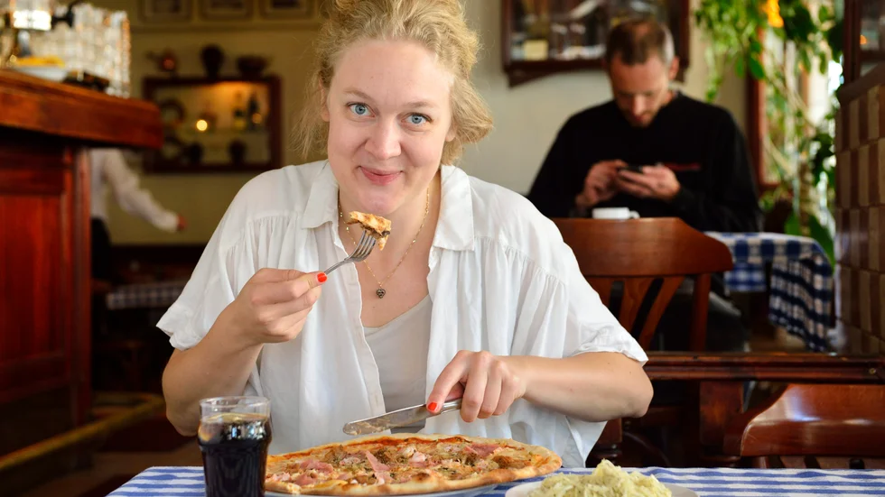Jenny Damberg (född 1981) har tidigare skrivit böcker som "Nu äter vi!" om de moderna favoriträtternas okända historia" och "Som hon drack" om kvinnor, alkohol och frigörelse.