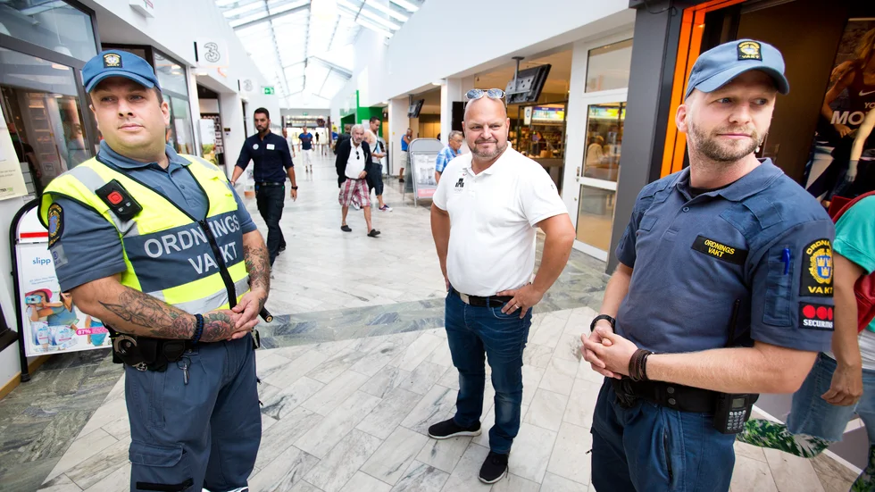 Visby Centrums verksamhetsledare Magnus Olsson (mitten) är nöjd över att beslutet om ordningsvakter på Öster har förlängts. Här syns han tillsammans med ordningsvakterna Micke och Henrik i Gallerian.