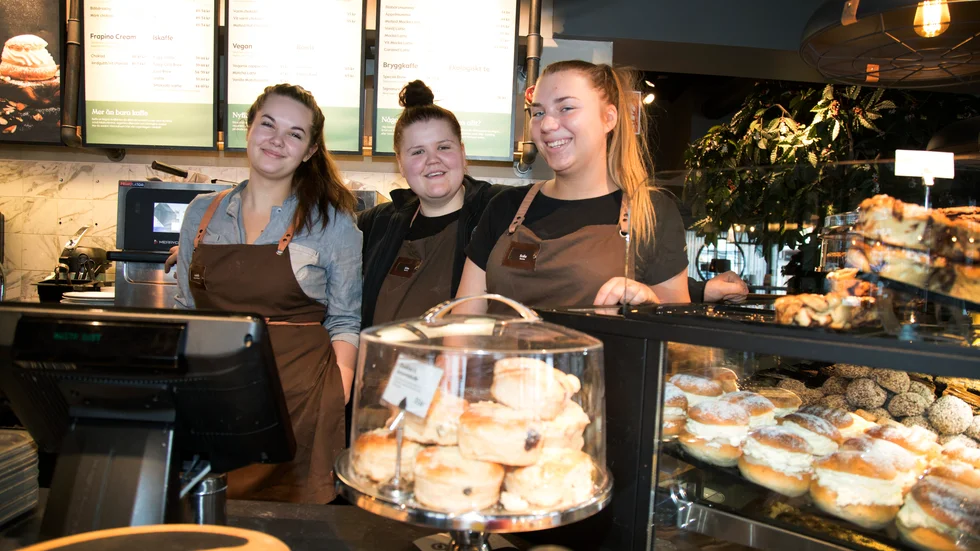 Biträdande platschef Isabelle Holmgen, beredningsansvariga  Elin Saulo och baristan Sofie Axelsson har jobbat hårt för att möta kunderna i Piteå på bästa sätt.