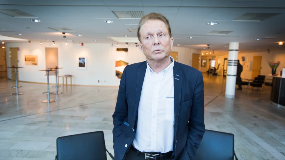 Regionrådet Kenneth Backgård (SJVP) vidhåller att frågan rörande vårdnära service inte är politisk."Mental avgång? Ett anmärkningsvärt uttalande", säger han apropå Krister Johanssons kritik. 