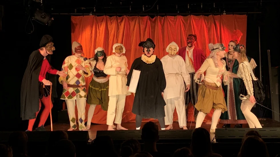 Teatergruppen Cultumedia spelar "Käbbel". 