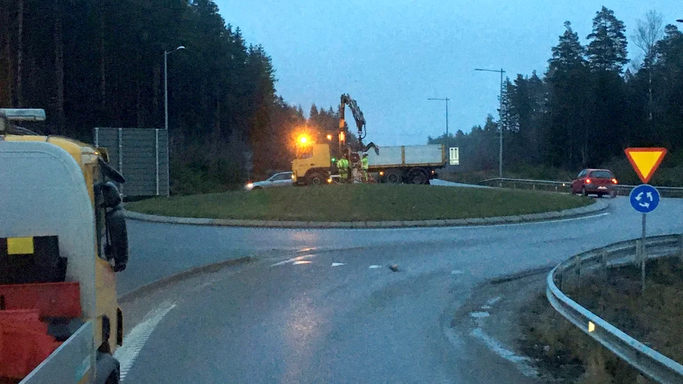 På onsdagsmorgonen togs så raketen i rondellen bort. Nu förvaras den hos kommunen i väntan på Trafikverkets utredning.