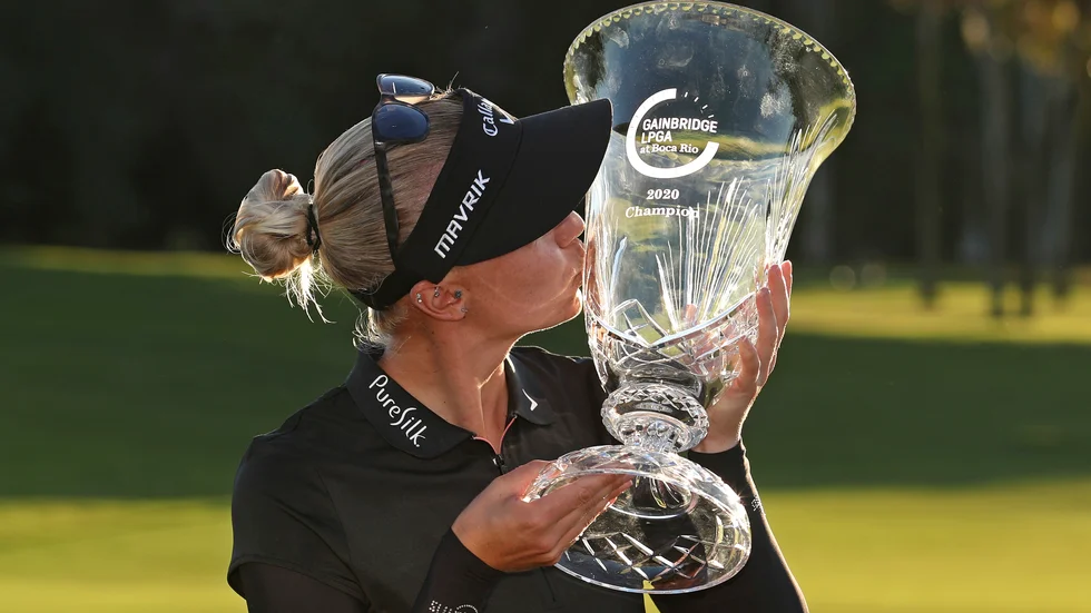 Madelene Sagström med sin buckla efter sin första LPGA-seger.
