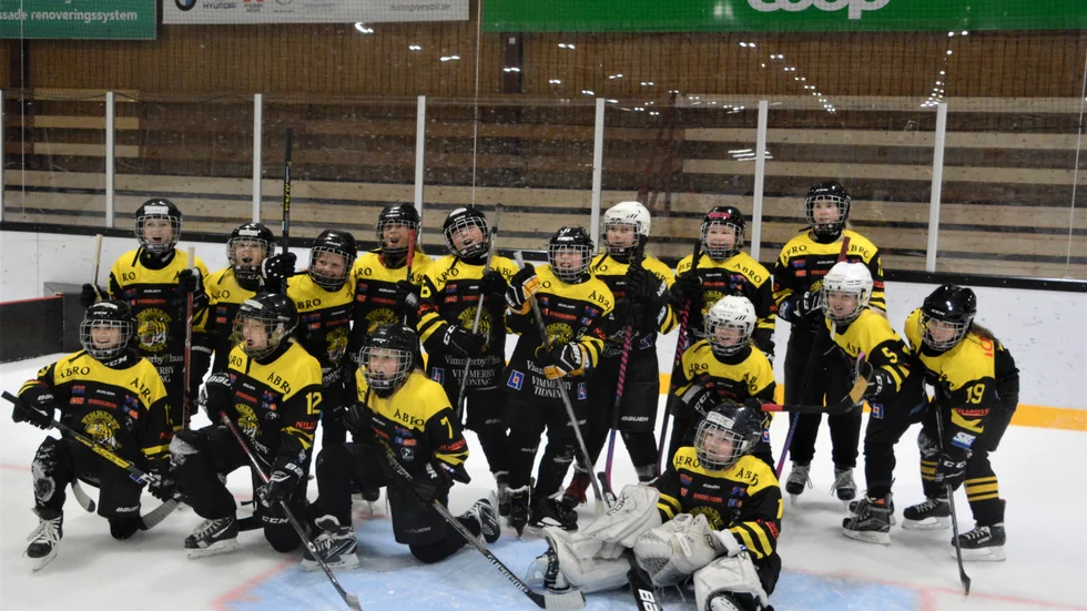 Glada miner hos Vimmerbys spelare efter söndagens poolspel i Ishallen. 