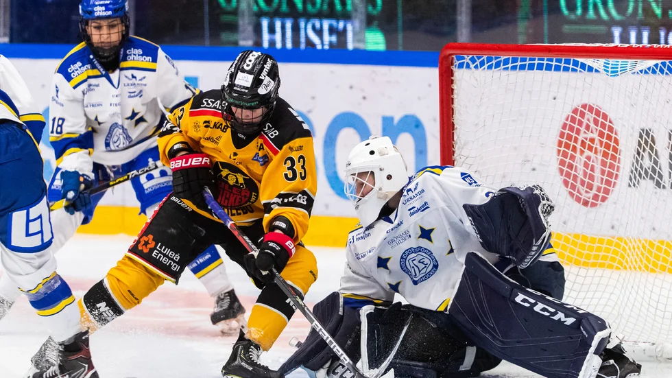 Michelle Karvinen var ett ständigt hot met hemmalagets kasse. I den andra perioden gjorde hon aitt andra mål i matchen när hon gjorde 4-1 för Luleå Hockey/MSSK.