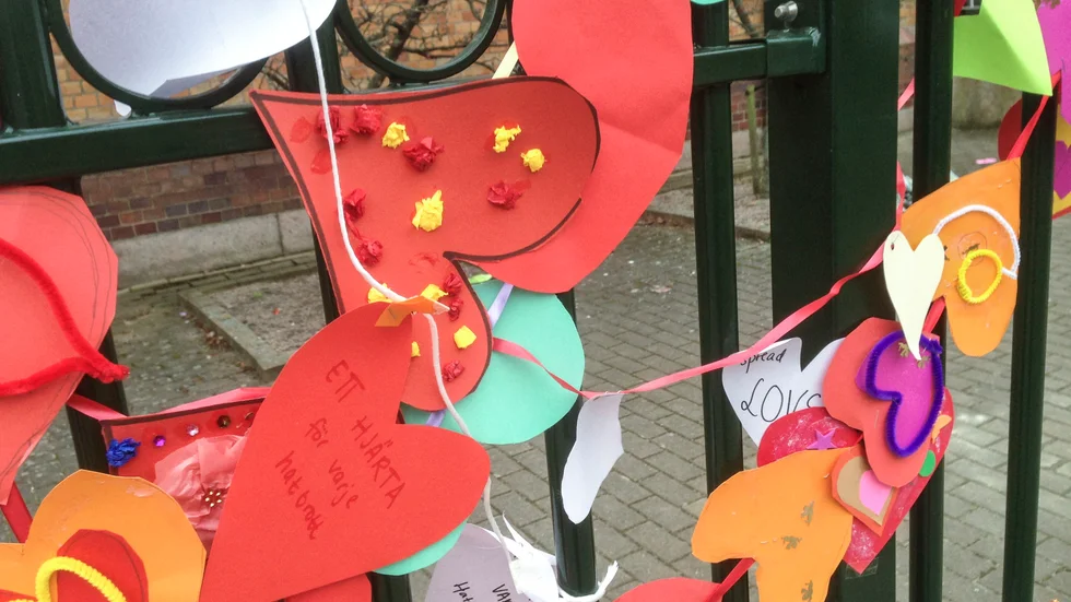 Massor av pappershjärtan planeras att sättas upp runt Stadsmuseets entré på torsdag.