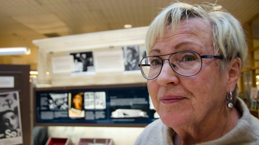 Britt-Inger Nordström. I bakgrunden syns utställningen.