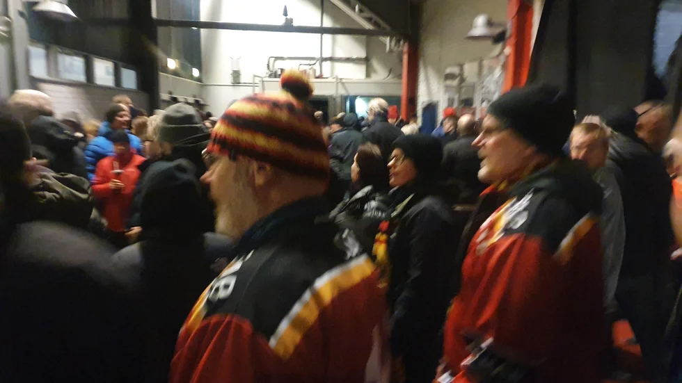 Publiken tömmer arenan i samband med strömavbrottet.