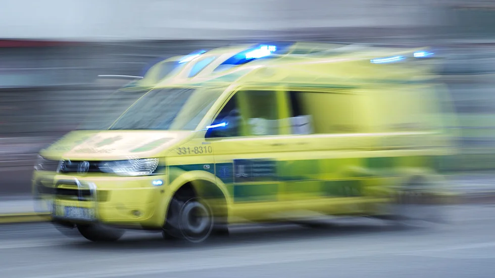 En ambulans transportade den hotade och misshandlade Strängnäsbon till sjukhus. Bilden är tagen i annat sammanhang.