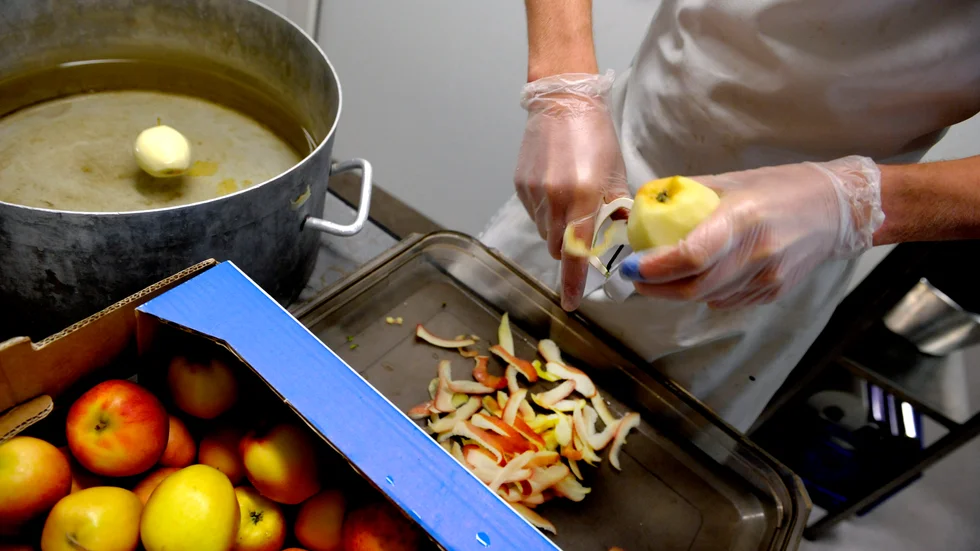 Maten som serveras i det offentliga bör i större utsträck­ning sträva efter att vara närproducerad, skriver Solveig Zander.