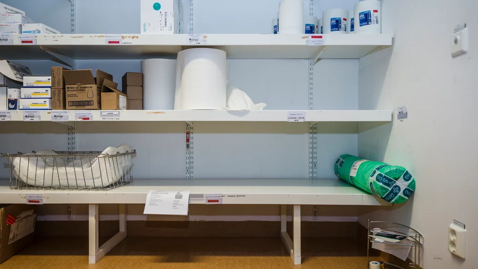 Materialleveranser har börjat komma till lagerrummen vid barnsektionen på Akademiska sjukhuset. Men fortfarande gapar några hyllor tomma och personalen tvingas ägna mycket tid åt att leta efter sjukvårdsartiklar på andra avdelningar.