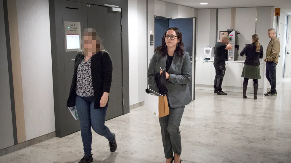 Den åtalade kvinnan tillsammans med sin advokat Carolina Nilsson. 