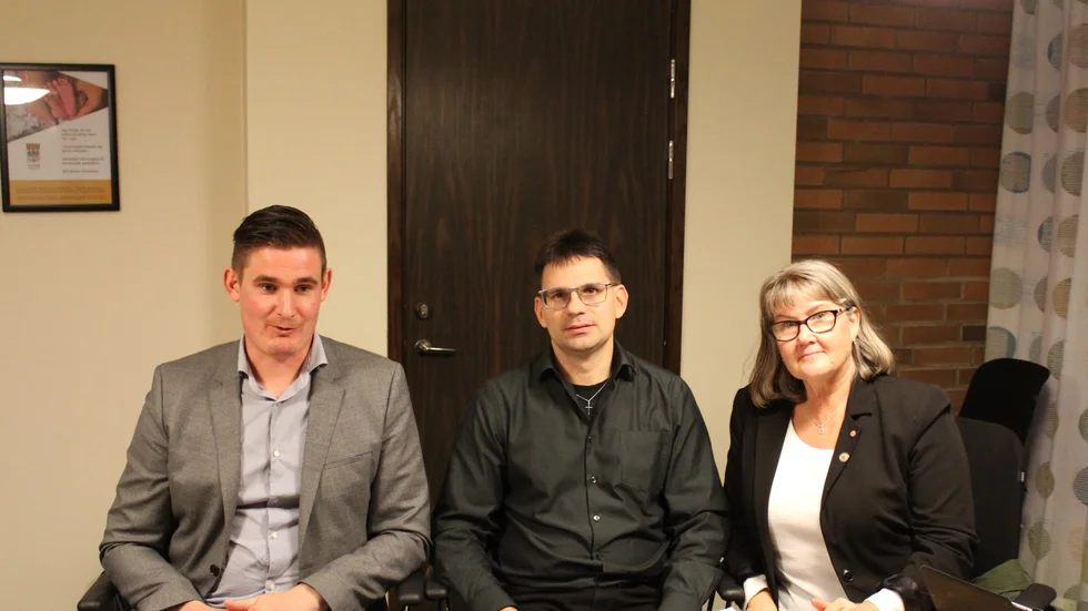 (Från vänster) Niklas Gustafsson (M), Ola Gustafsson (KD) och Helen Nilsson (S), informerade om projekten som KS beslutat om att starta tidigare för att fylla ut investeringsbudgeten. 