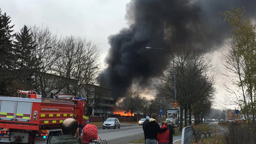 Kraftig rökutveckling syntes från carportlängan.