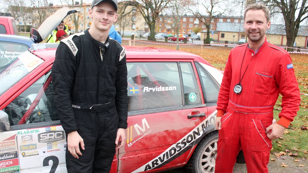Isak Arvidsson, med pappa Andreas Arvidsson som kartläsare, vann ungdomsklassen i det 54:e Marknadsnatta som körde på lördagen. Ett höstrally på krokiga vägar i Småland och Östergötland.