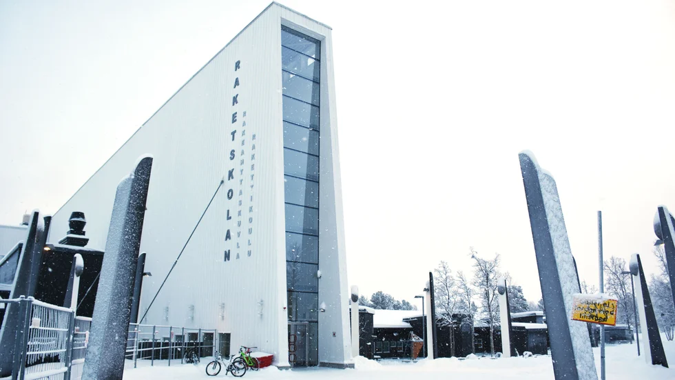 Nya Raketskolan är Kirunas största skola med över 700 elever och berörs, tillsammans med fler skolor i Kiruna, av det väntade varslet på ungefär 25 elevassistenter. 