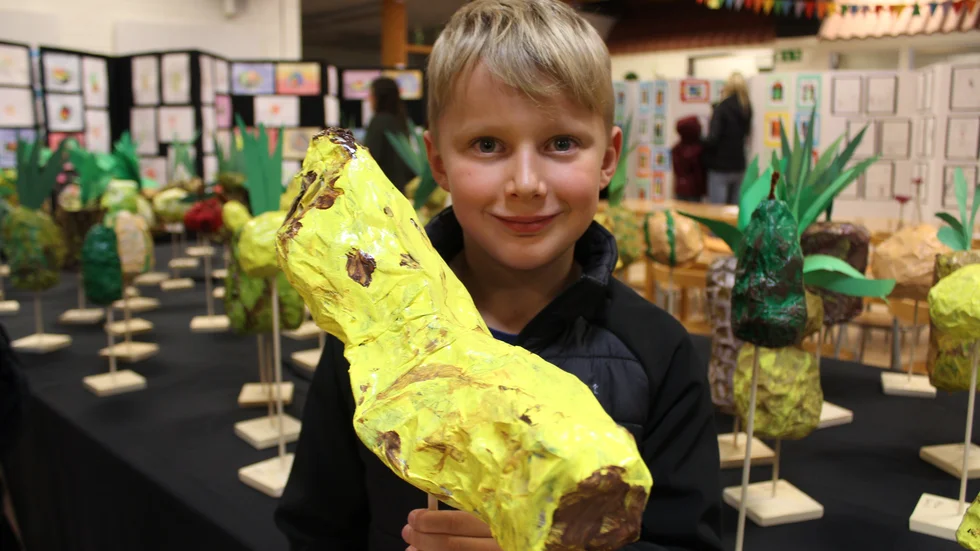 William Holmén berättar att det var lite kladdigt att skapa frukt i papier-maché. Han gjorde själv en banan eftersom det är hans favoritfrukt. 