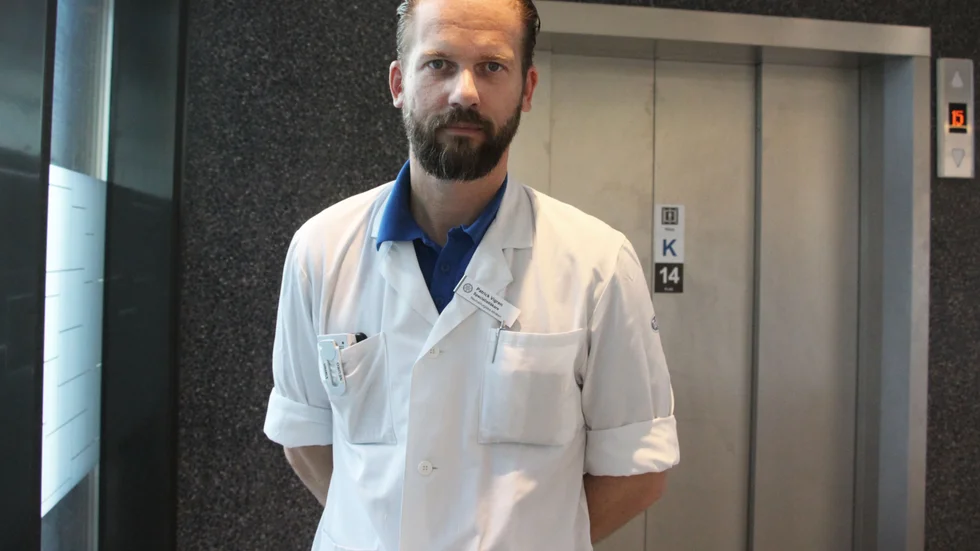 Neurologiska kliniken har under två somrar haft läkarstudenter anställda för att utföra mer patientnära arbete än vad som är brukligt för läkare, men det är juridiskt okontroversiellt, enligt Patrick Vigren, verksamhetschef.