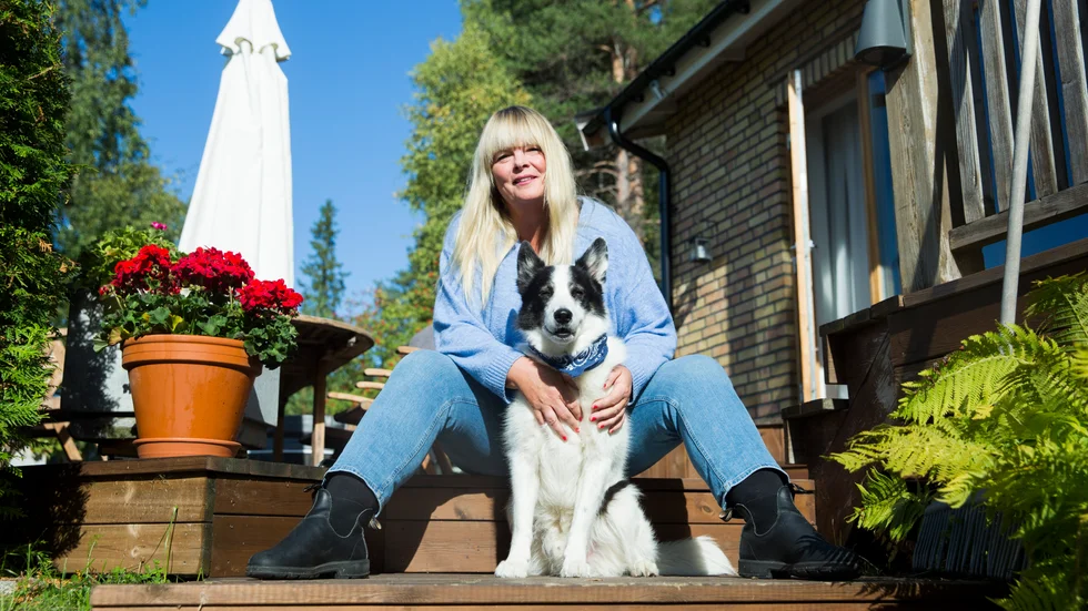 Britta Bergström har delat boeende mellan Stockholm och Måttsund.  I Måttsund delar hon också, med hunden Alfons och sambon.