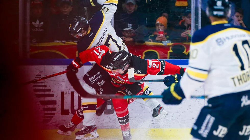 Juhani Tyrväinen delade ut en jättetackling på HV71-spelaren Emil Johansson. 