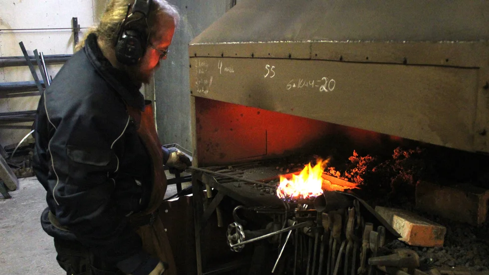 Mellan 1100 och 1500 grader är det i härden där järnet mjuknar. Ässjan tänds med träkol men matas därefter med koks. Luft tillförs med en elfläkt.