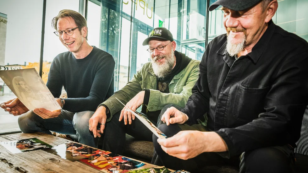 Vem gillar inte att titta på gamla bilder? Olov Johansson, Mikael Marin och Roger Tallroth fick se foton från konserter i Uppland genom åren.